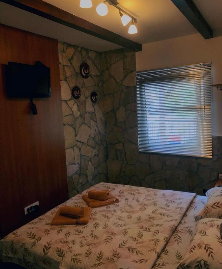 Vikendica,Bungalovi Lipska Pecina 采蒂涅 外观 照片